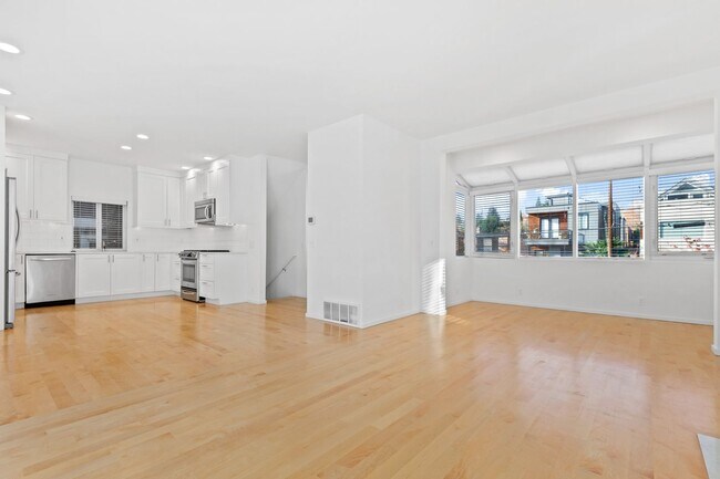 Building Photo - 3Bd/3Ba Seattle Townhome