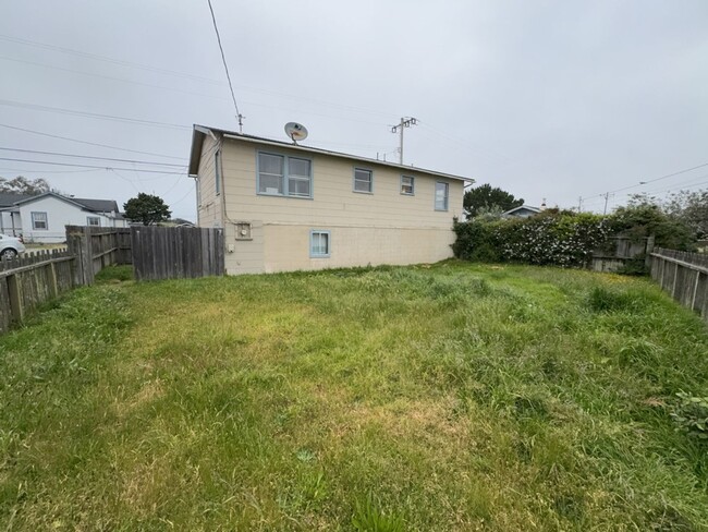 Building Photo - Charming Coastal Living 2 Bed, 1 Bath with...