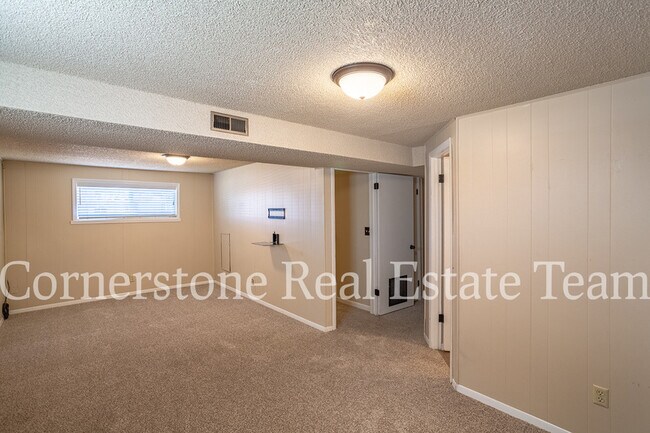 Building Photo - 692 Bridger Dr