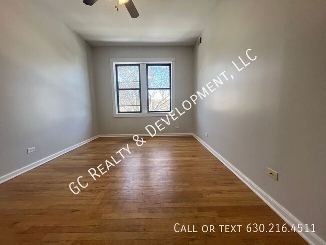 Building Photo - ***LOGAN SQUARE / 2 BDRM / SS APPL INCL / ...