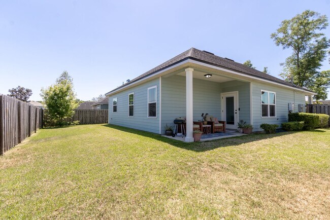 Building Photo - Spacious 3BR/2BA Home with Open Layout, Is...