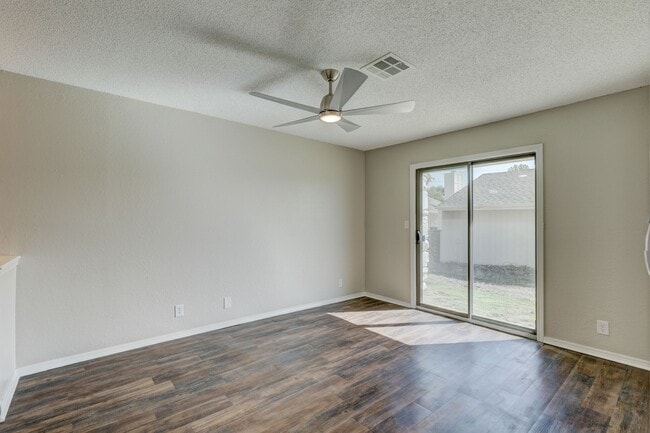 Building Photo - Home Like Living at Apartment Prices