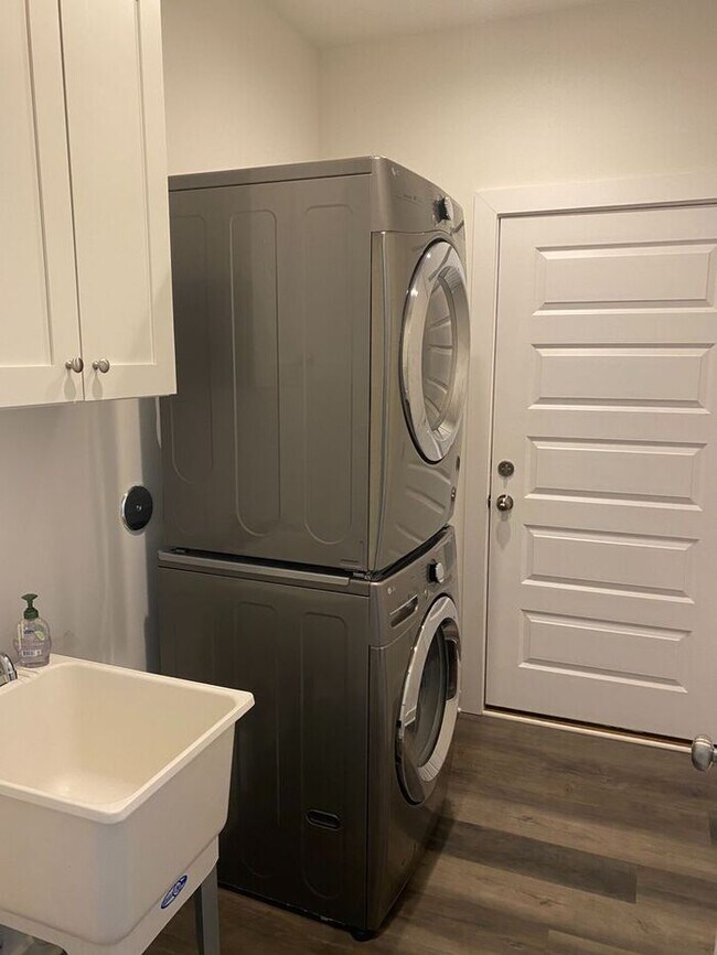 Building Photo - COMING SOON! 4 Bedroom Home. Poplar Masonboro Loop Location, Top schools! Garage