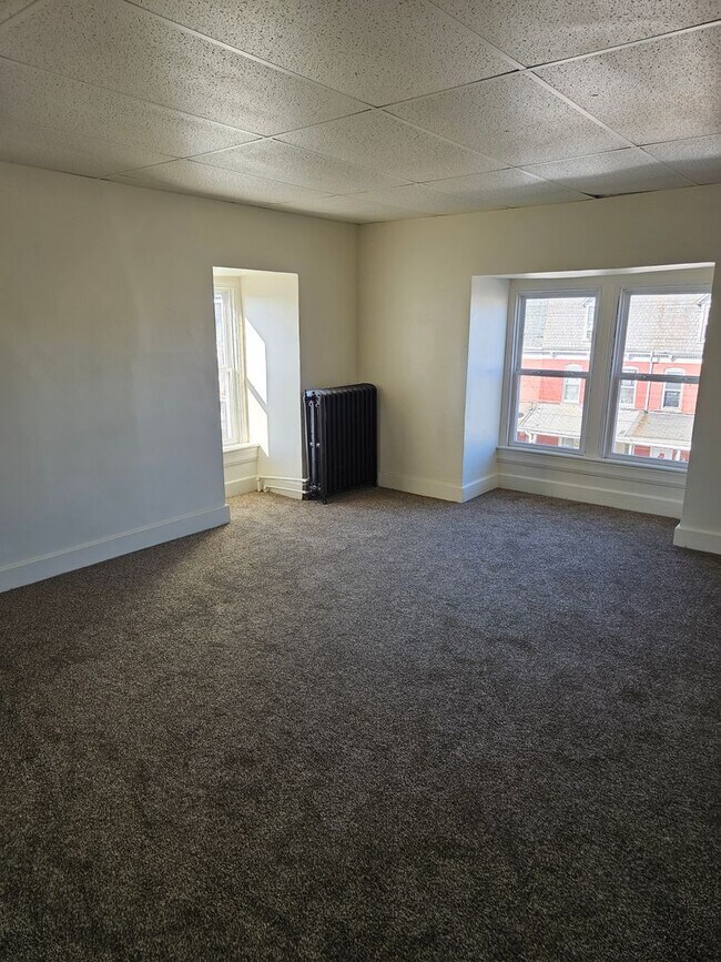 Building Photo - 758 W King St