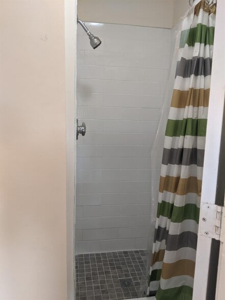 Building Photo - 2 Evergreen Sq