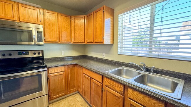 Building Photo - 3-Bed, 2-Bath Single Story Home with Big Y...