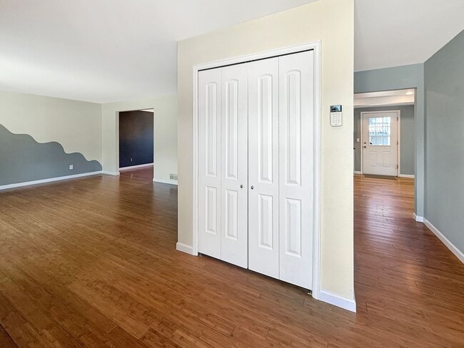 Building Photo - $0 DEPOSIT OPTION. SPACIOUS 5-BEDROOM CENT...