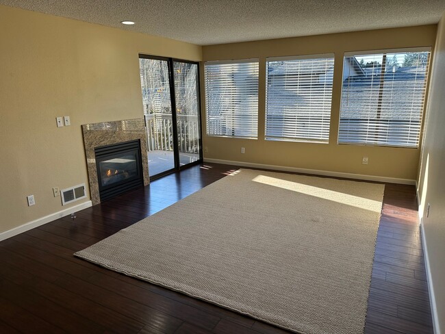 Building Photo - Gated Lakefront Rental Opportunity