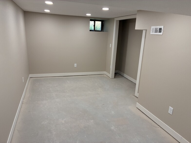 Building Photo - 1110 E Lacona Ave