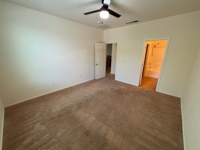 Building Photo - GUARD GATED 3 BED 2.5 BATH 2 CAR GARAGE TOWNHOUSE w/ 3 FLOORS