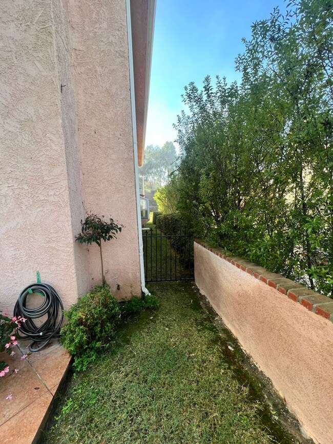 Building Photo - West Ventura - Gorgeous updated three bedroom, 2.5 bath home in Brock Hills