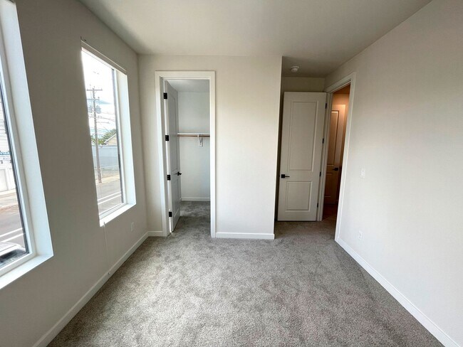 Building Photo - Newly Built Townhome-Style Unit with Laundry, A/C, Private Patio!