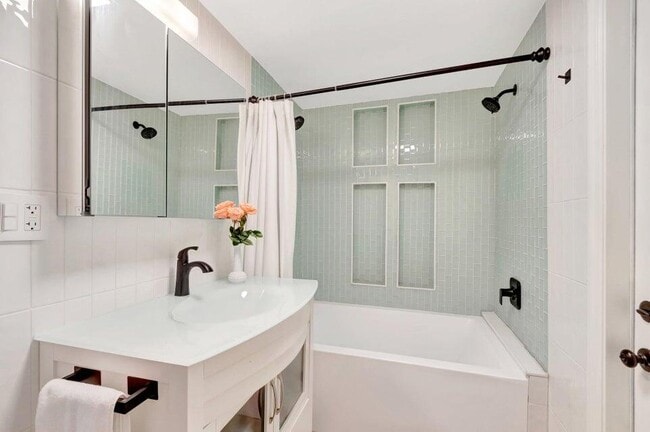 Building Photo - 237 SW 3rd Ave