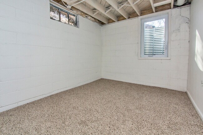 Building Photo - Large 3 Bedroom, 2 Bathroom - Pyramid Properties