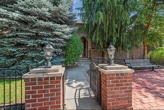 Building Photo - Gorgeous fully furnished home in downtown Eagle!