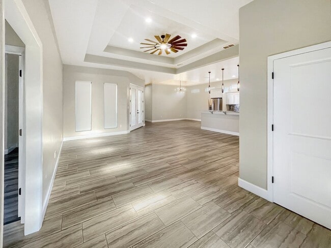 Building Photo - 1124 W Mesa Verde Dr