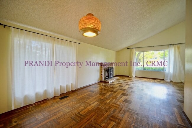Building Photo - Spacious San Marin Home with Pool!
