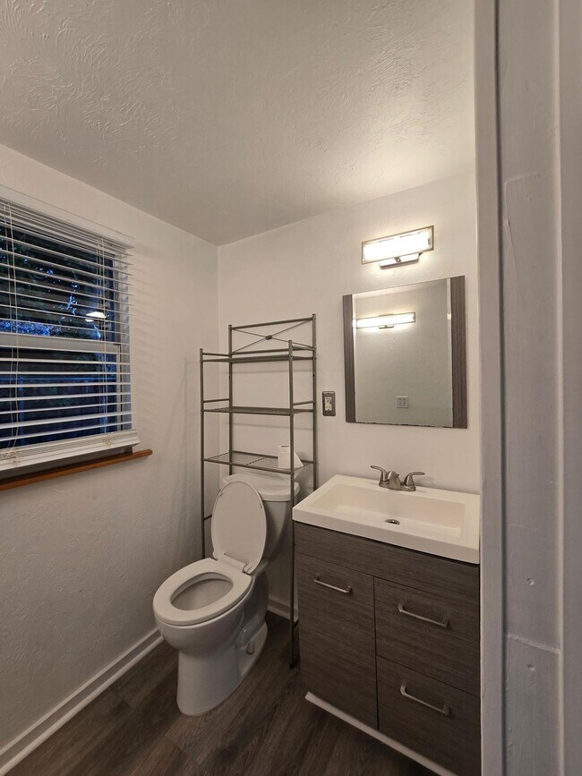 Building Photo - 3901 Lakewood Rd