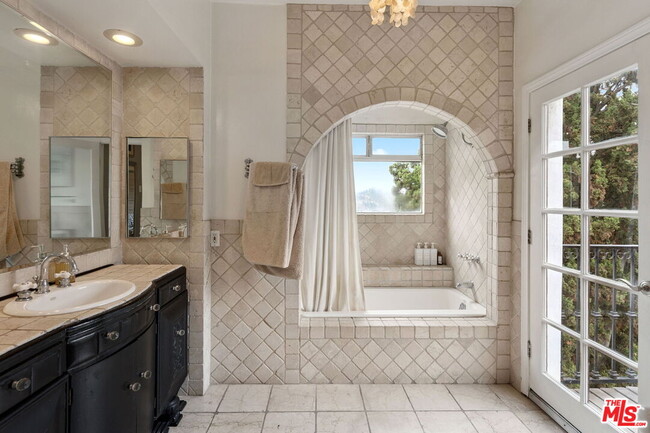 Building Photo - 334 Crane Blvd