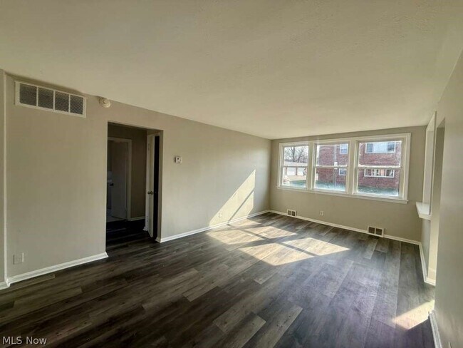 Building Photo - 2027 Warrensville Center Rd