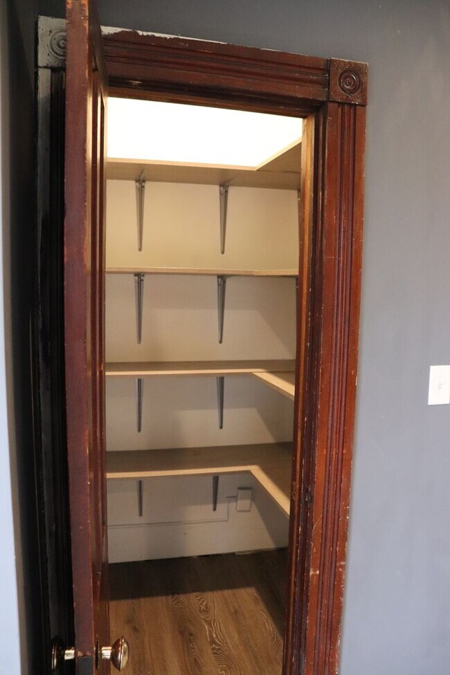 Building Photo - 6801 Lexington Ave