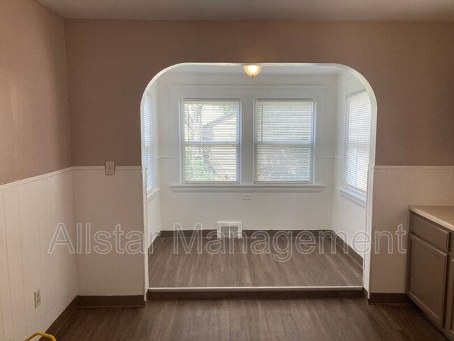 Building Photo - 2048 W 89th St