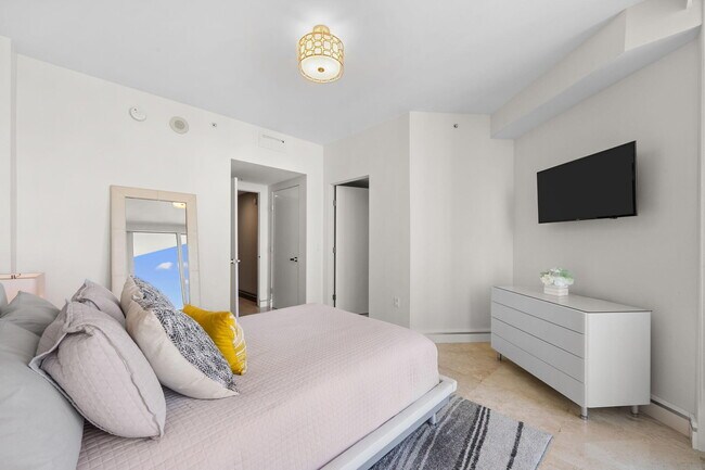 Building Photo - 333 Las Olas Way