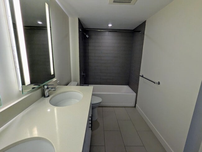 Building Photo - Symphony 2 Bed, 2 Bath, 1 Parking, Mountain views in Kakaako