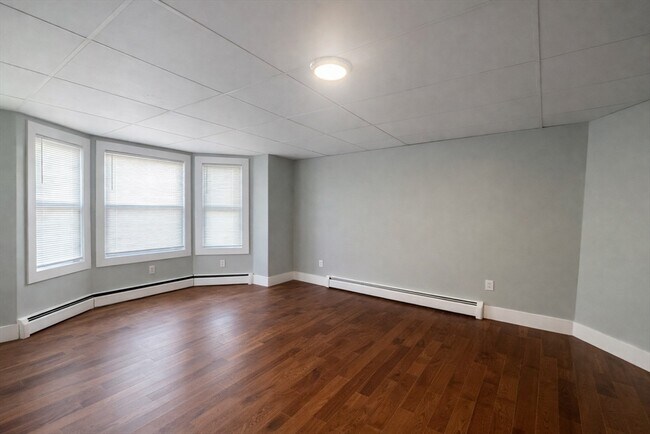 Building Photo - 203 London St