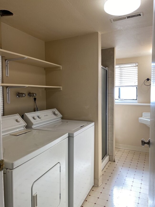 Building Photo - STUDENTS WELCOME! 5 Bedroom 3 Bathroom Bi-...