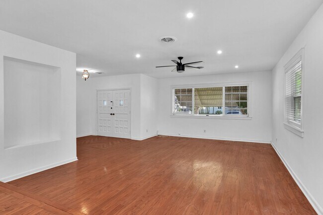 Building Photo - Beautiful Hollywood Home