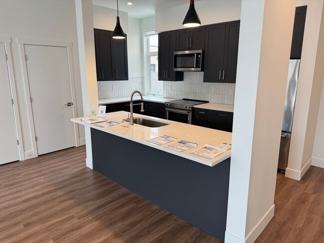 Building Photo - Brand New Modern Home!