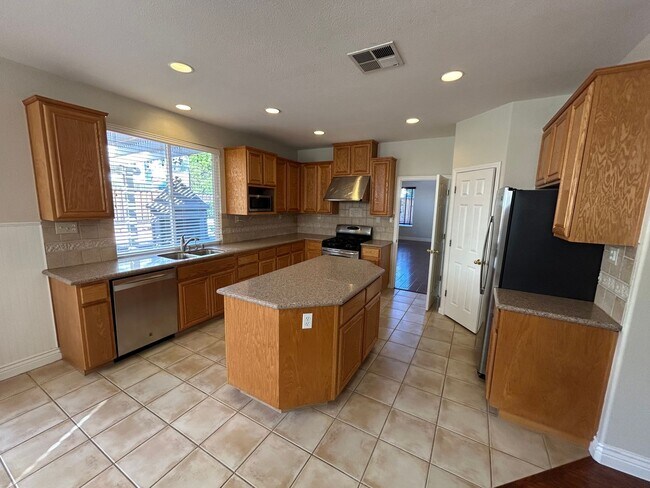 Building Photo - Spacious 4 Bed 3 Bath Home in Garin Community