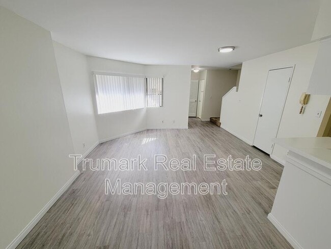 Building Photo - 416 W Milford St