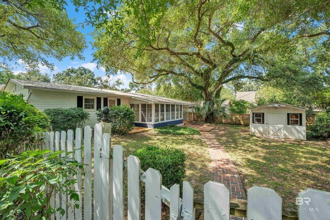 Building Photo - 252 South Dr