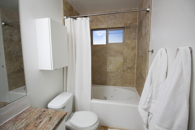 Main Bath - 625 E 200 S