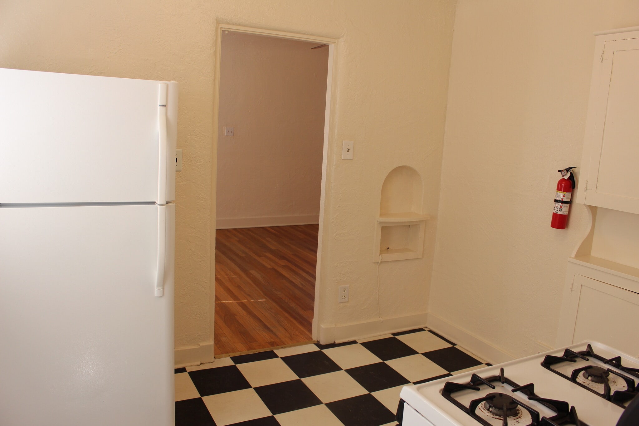 Kitchen - 214 Pine St SE