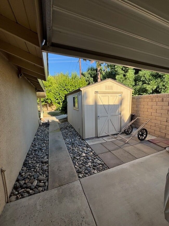 Building Photo - Stockdale Country Club 3 Bedroom Home with Paid Solar, Sunroom, RV Parking, and Ample Storage