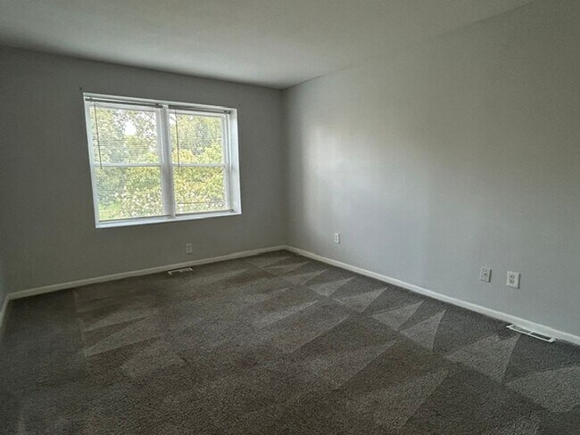 Building Photo - 819-823 Riverview Terrace