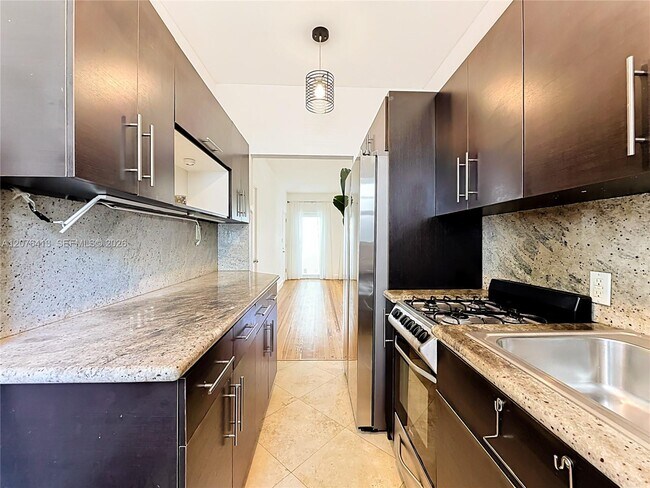 Building Photo - 2463 Pine Tree Dr