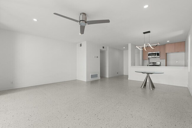 Building Photo - 1400 E Palm Canyon Dr