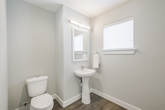 Building Photo - 1305 Mayfair Clarkson Ln