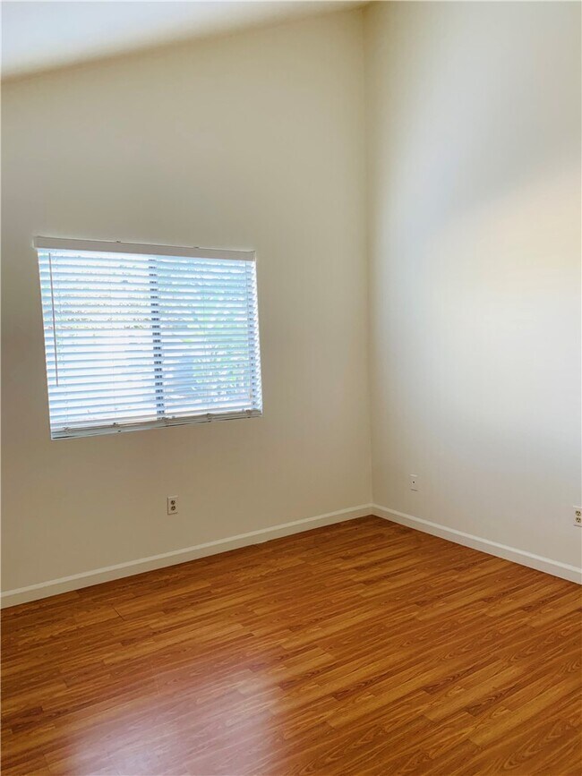 Building Photo - 23665 Meadcliff Pl