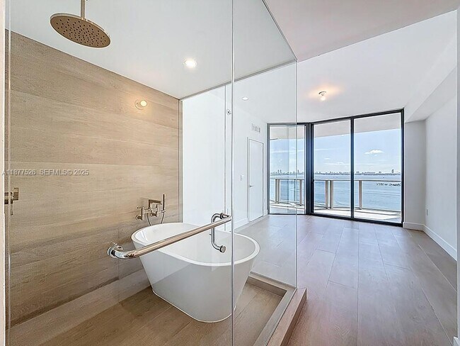 Building Photo - 700 NE 24th St