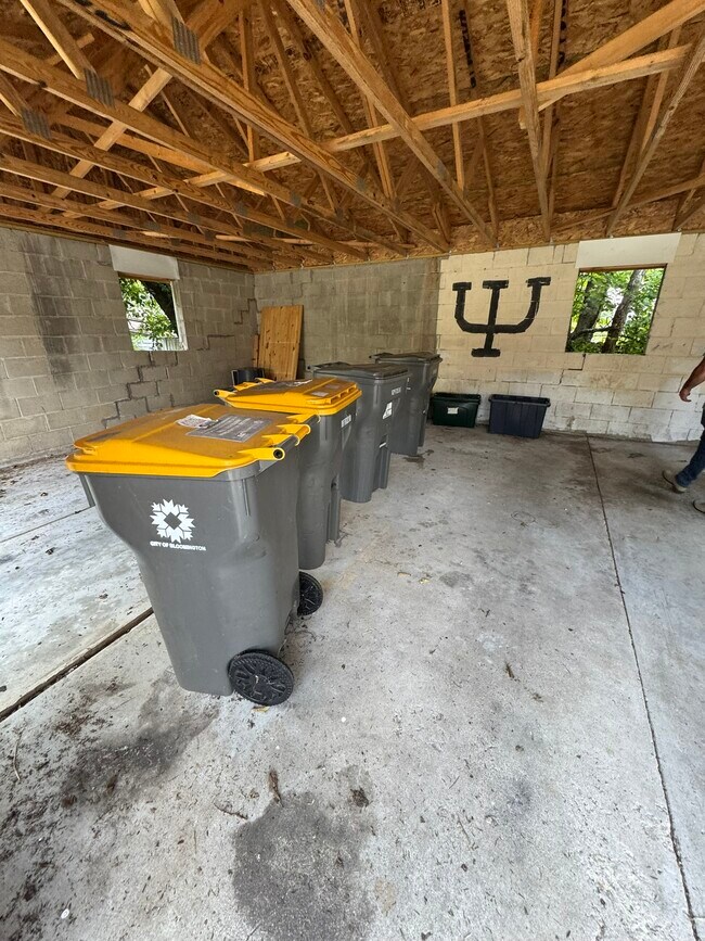 Building Photo - 714 E 1st St