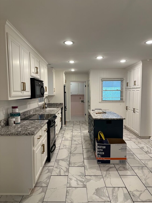 Building Photo - Large Home on the Eastside on a deadened street - Pre Lease