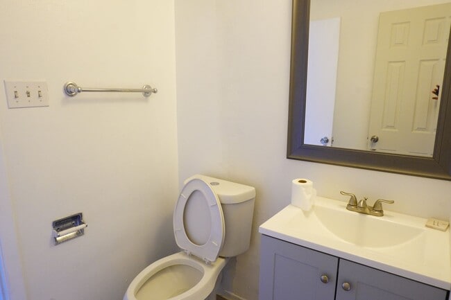 Building Photo - Beautiful Remodeled Duplex with 3 bed-1.5 bath in 79912