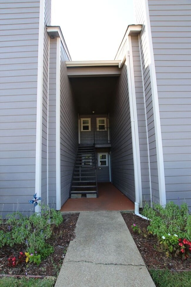 Building Photo - 2 Bed 1 Bath Apartment in South Tyler!