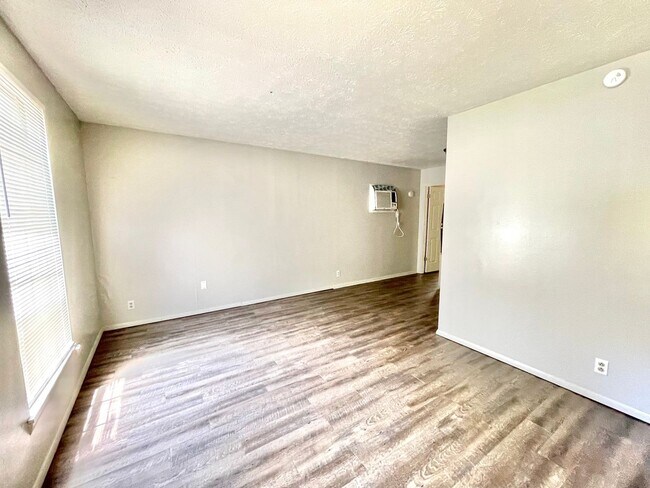 Building Photo - Renovated 1 Bedroom / 1 Bathroom in Madiso...