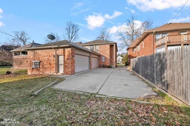 Building Photo - 904 Trombley Rd